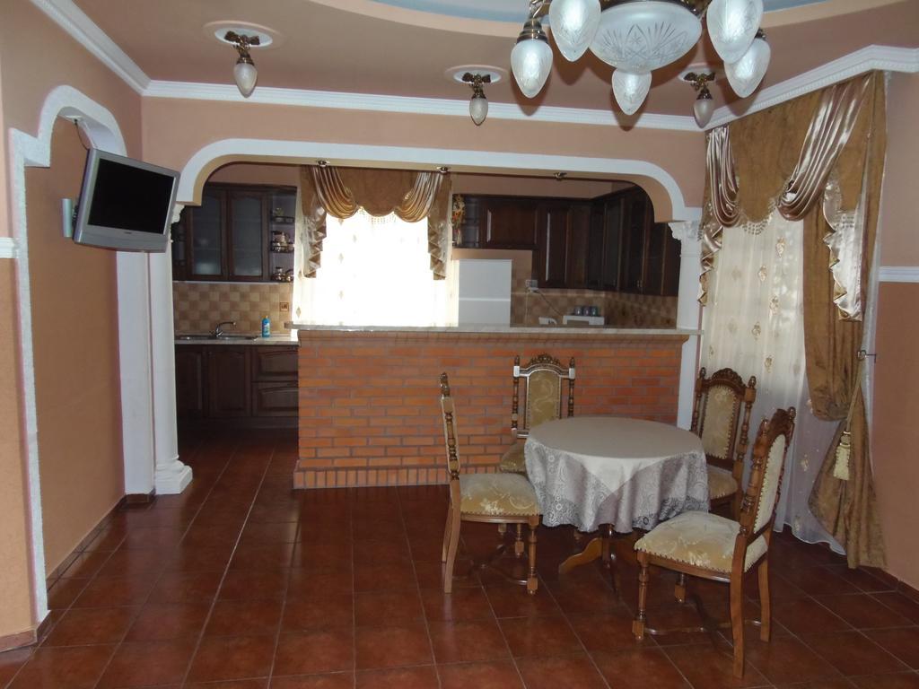 Hotel Tourist complex Karina à Polyana  Extérieur photo