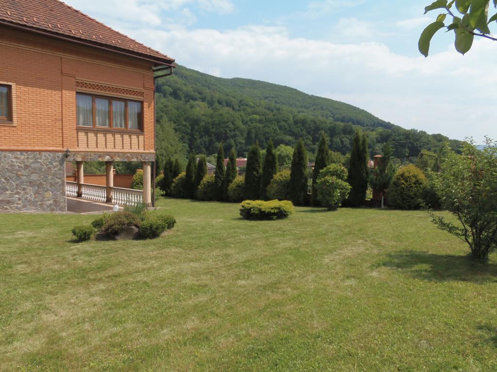 Hotel Tourist complex Karina à Polyana  Extérieur photo