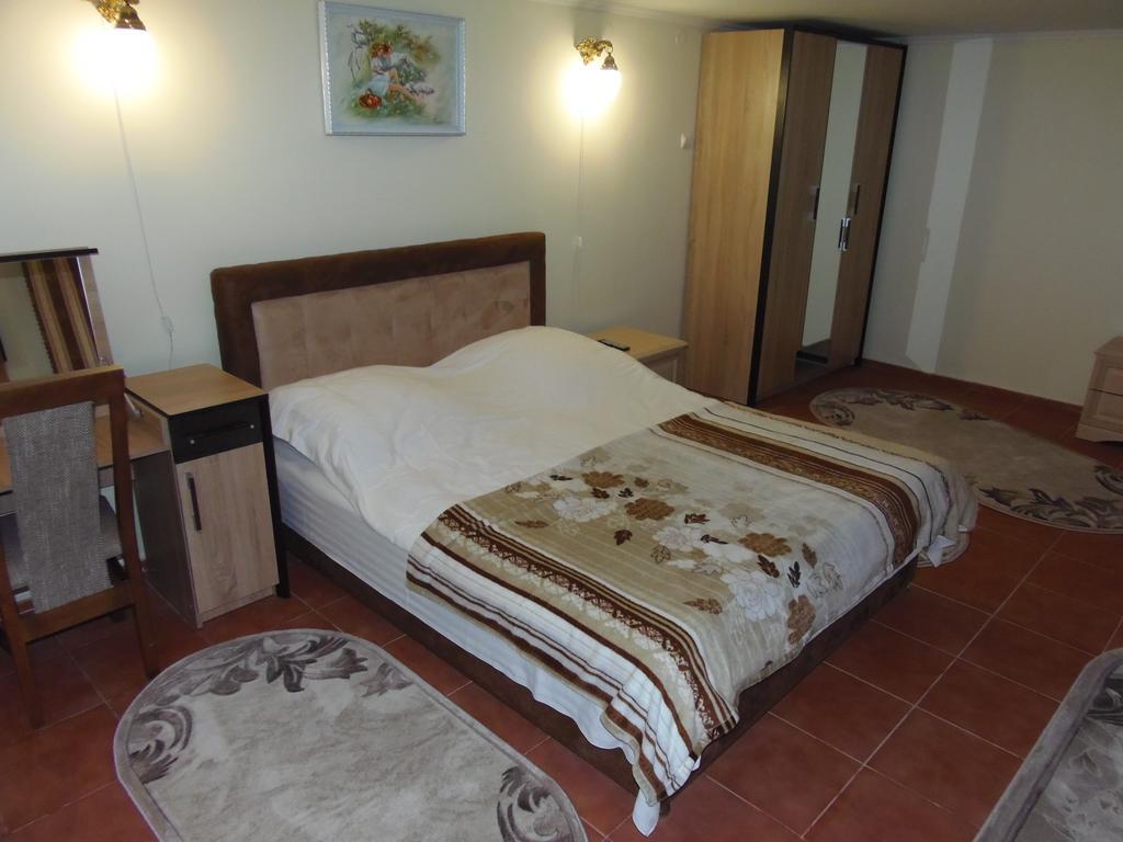 Hotel Tourist complex Karina à Polyana  Extérieur photo