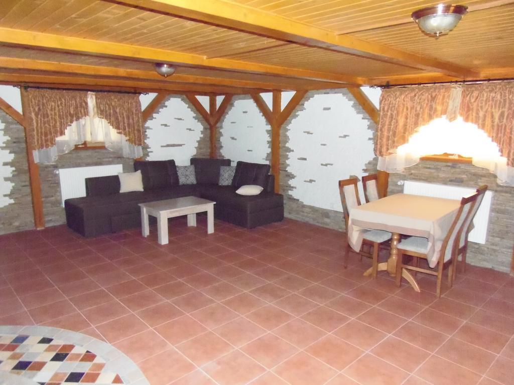 Hotel Tourist complex Karina à Polyana  Extérieur photo